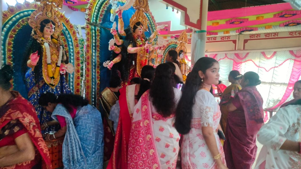অশ্রুসিক্ত নয়নে মাকে বিদায়,সিঁদুর খেলায় মাতলেন মা-বোনেরা