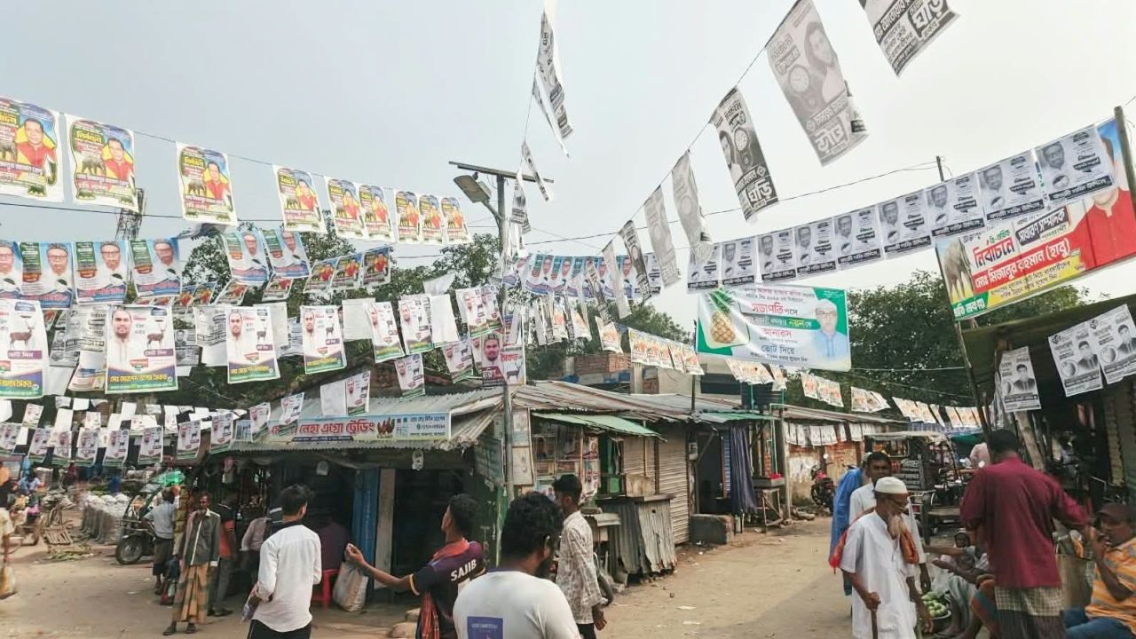 পোস্টার-ফেস্টুনে সরগরম আক্কেলপুর, ফিরছে নির্বাচনী আবহ