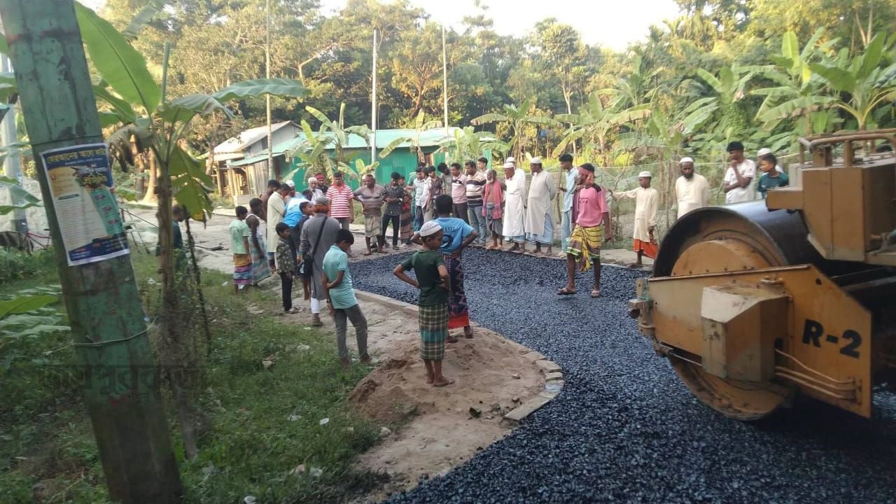 সড়কের কাজে অনিয়মের অভিযোগ করায় শিক্ষককে পিটানোর হুমকি