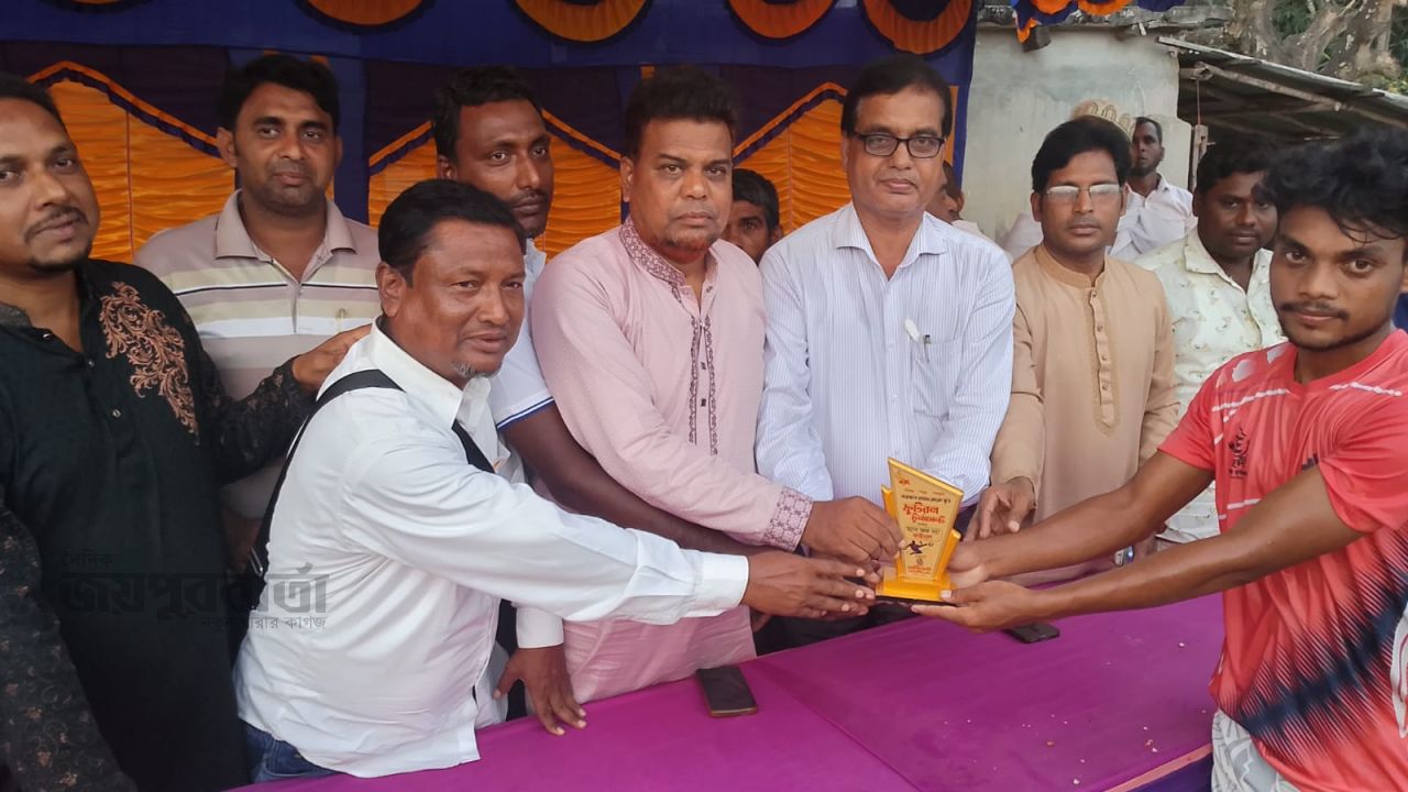 সাপাহারে আরাফাত রহমান কোকো স্মৃতি ফুটবল টুর্নামেন্ট অনুষ্ঠিত