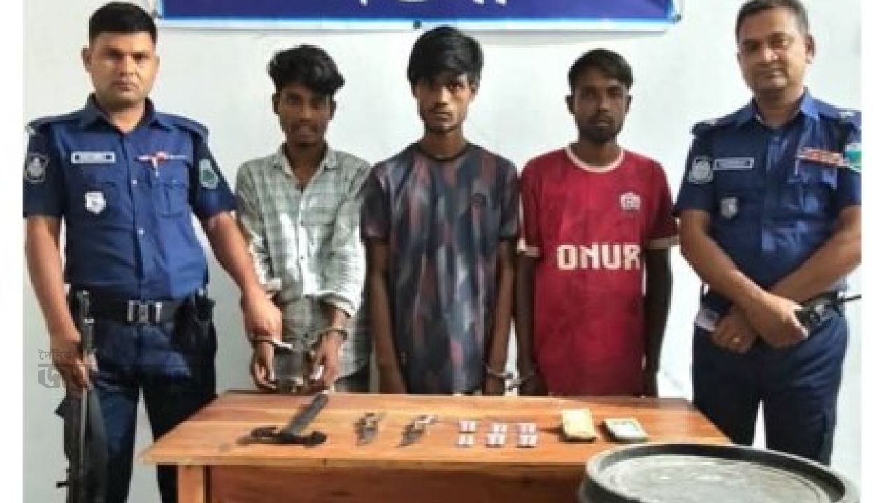 মান্দায় চোলাই মদের উপাদান,নগদ টাকা ও দেশীয় অস্ত্রসহ গ্রেপ্তার ৩