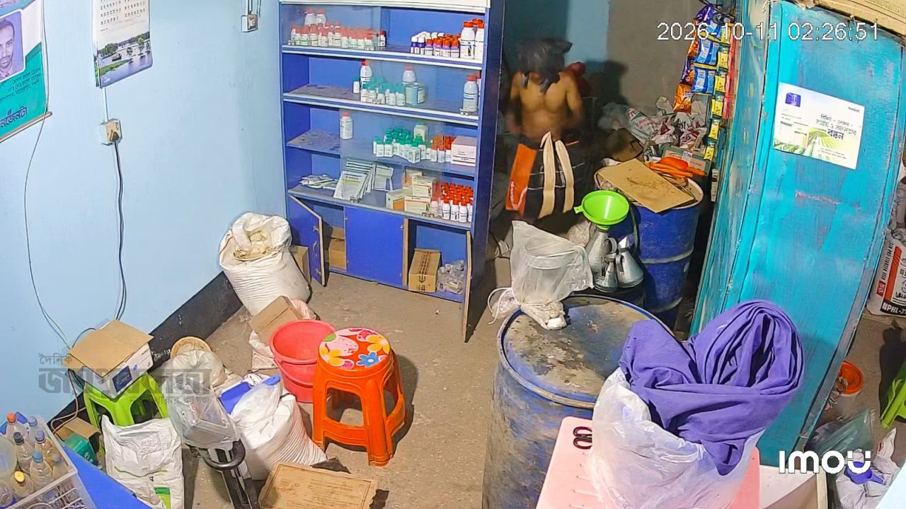 মহাদেবপুরে কীটনাশক ও মুদি দোকানে চুরির ১২ দিন পার হলেও মামলা রুজু করেনি পুলিশ 