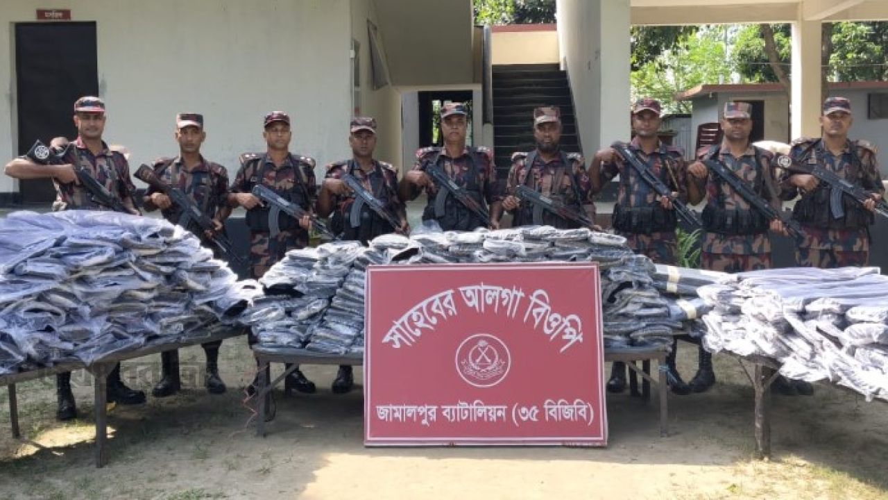 জামালপুর বিজিবির অভিযানে ভারতীয় থান কাপড় জব্দ 