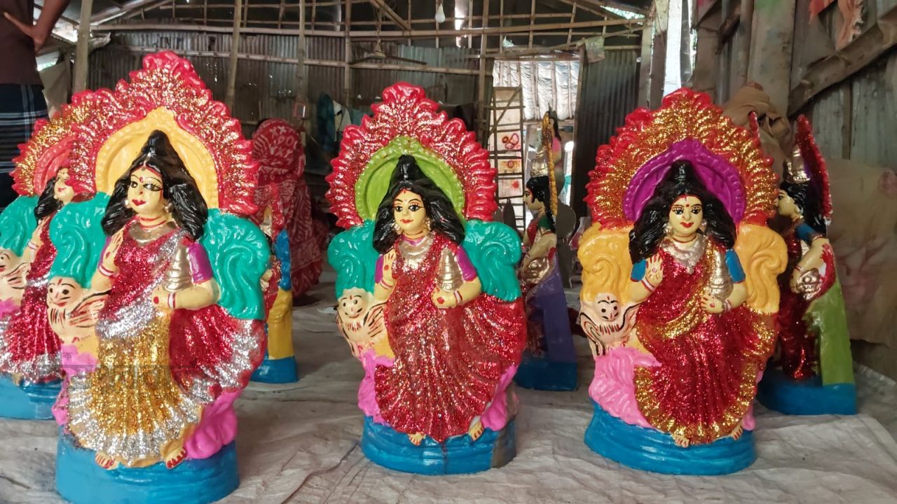 নরসিংদীতে লক্ষ্মীপূজা উপলক্ষে প্রতিমা তৈরিতে ব্যস্ত কারিগর