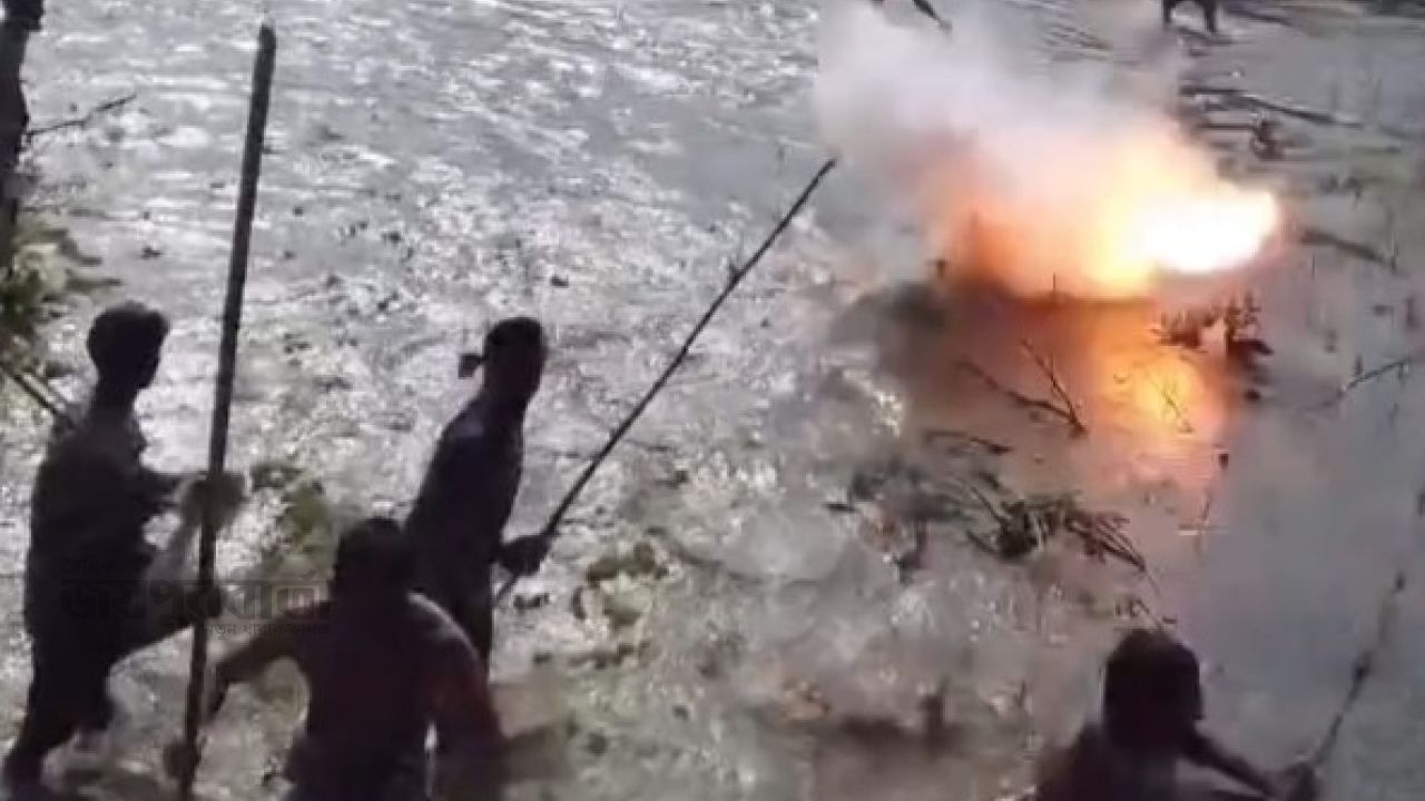 পাটগ্রাম সীমান্তে বিএসএফকে লাঠিসোটা নিয়ে ধাওয়া 