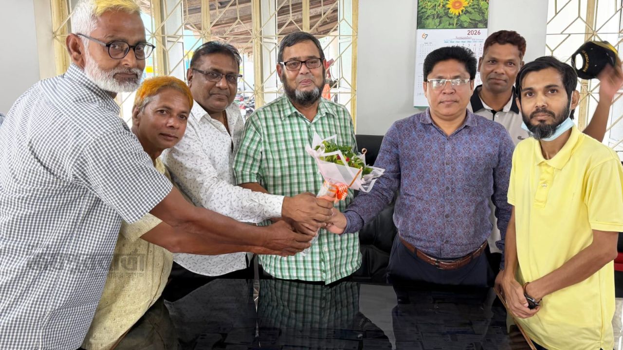 পাঁচবিবিতে সাবেক ফুটবলাররা হাকিম মন্ডলকে ক্রেস্ট ও ফুলের শুভেচ্ছা