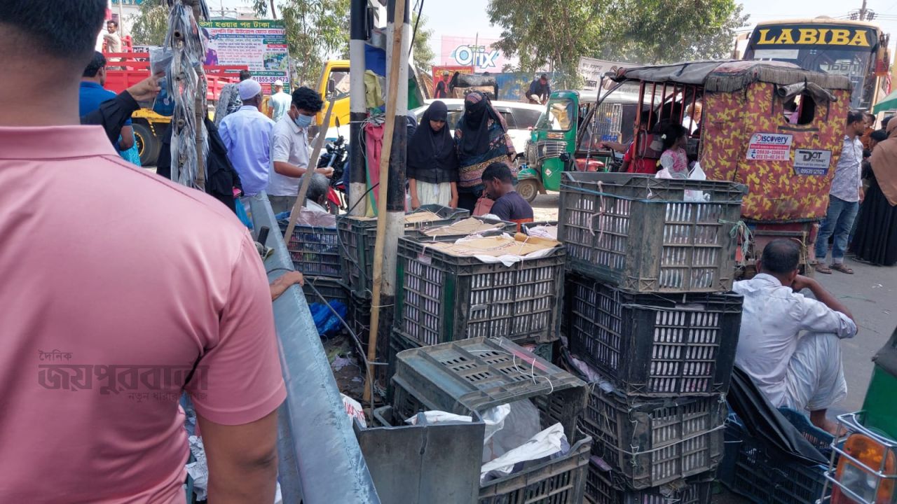  ফুটপাত দখল করে দোকান,চাঁদাবাজির অভিযোগ!