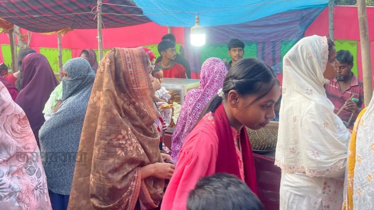 পুরুষেরা বাইরে,নারীদের পদচারণায় মুখর ঐতিহ্যবাহী বউমেলা