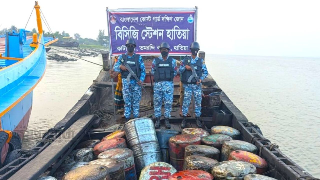 হাতিয়ায় ১৫ লাখ টাকার অবৈধ পামওয়েলসহ বোট জব্দ