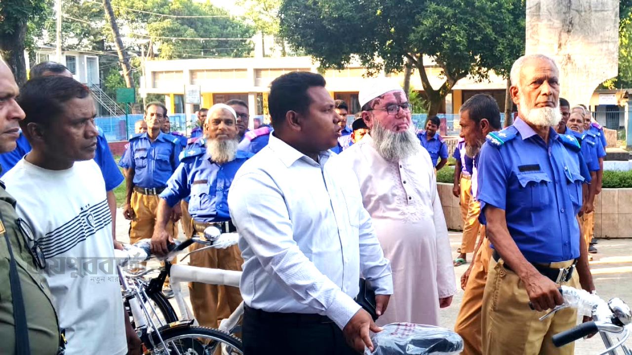আত্রাইয়ে ৬৮ জন গ্রাম পুলিশ পেলো বাইসাইকেল 