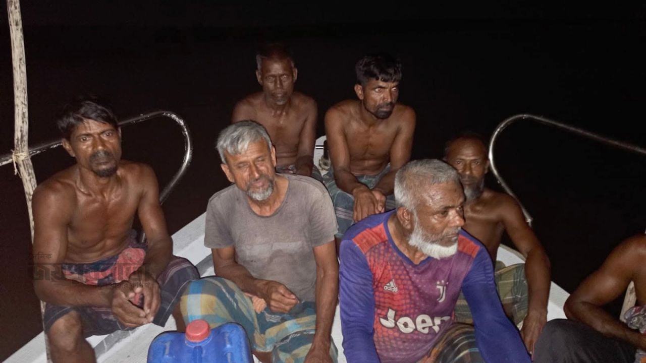 সুন্দরবনে পৃথক অভিযানে ২ নৌকাসহ ৭ জেলে আটক