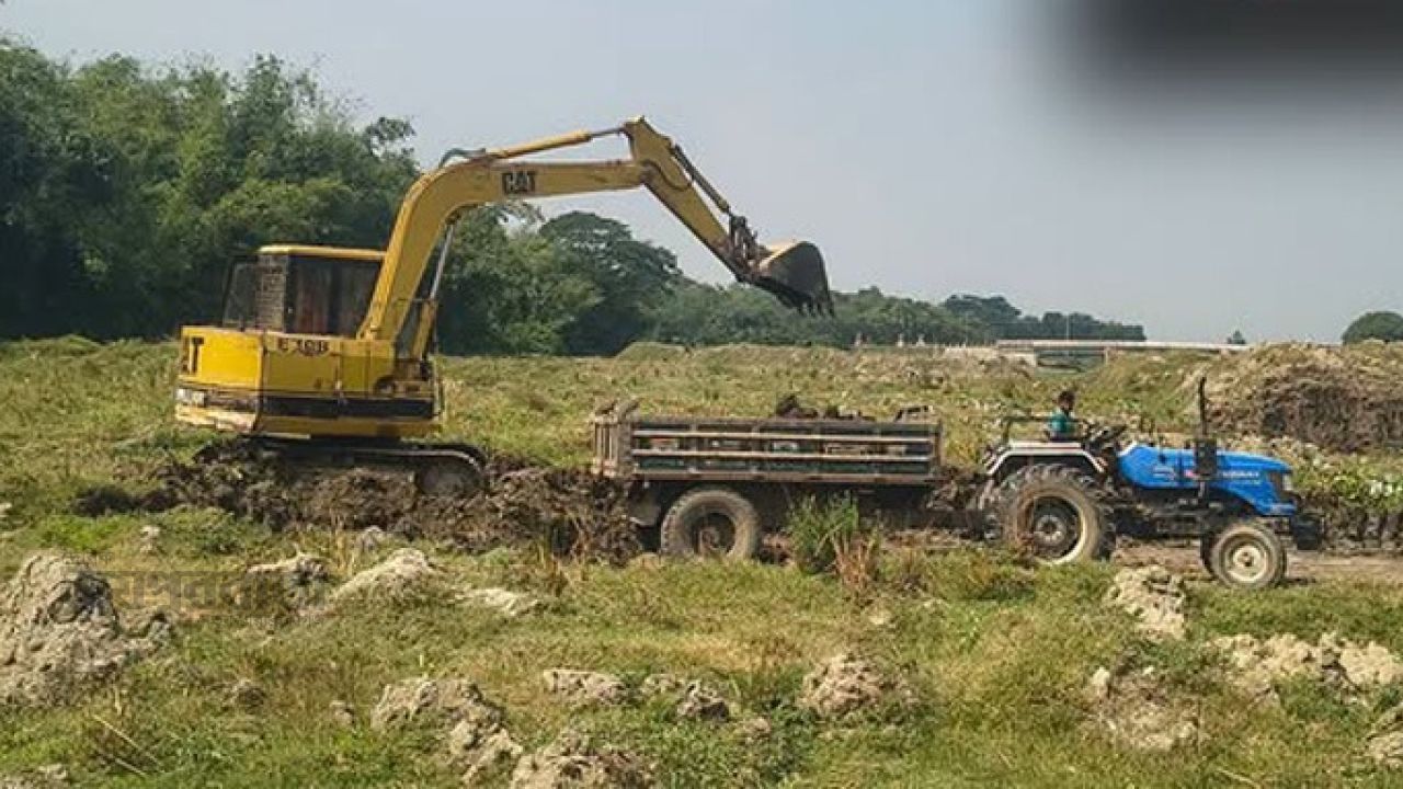অনুমোদন ছাড়াই নদীর মাটি কেটে ইটভাটায় বিক্রি 