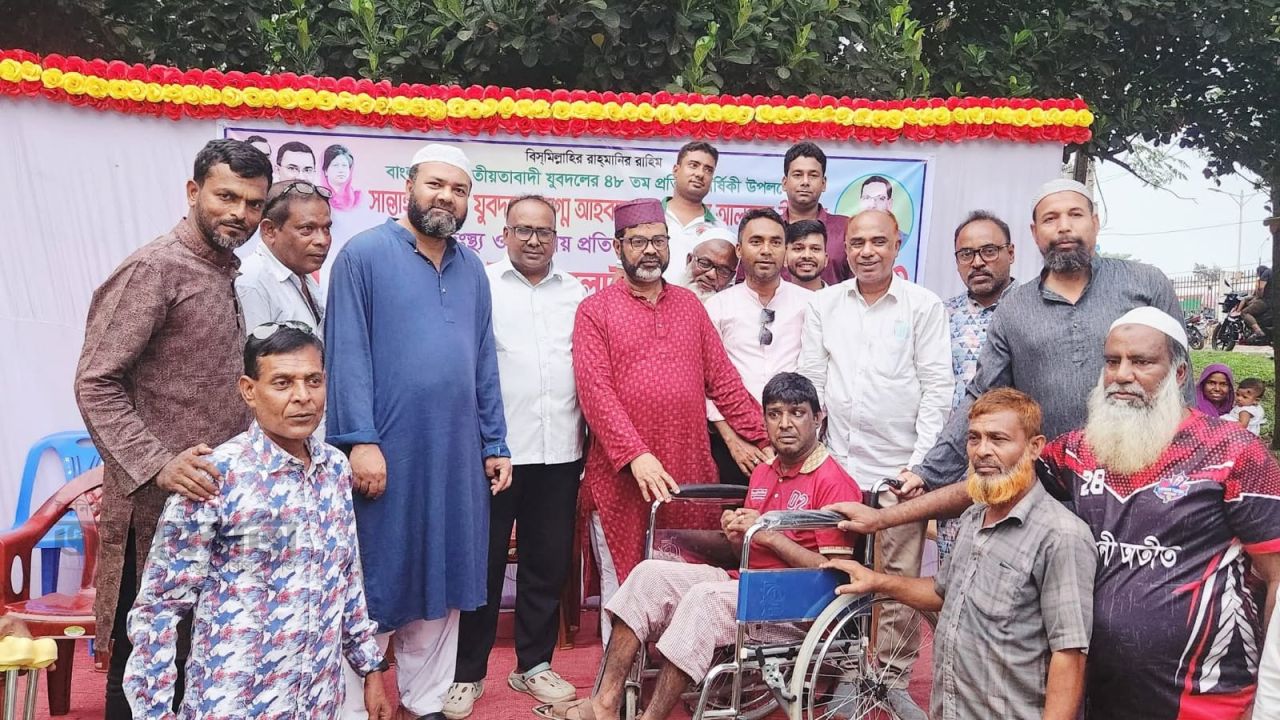 সান্তাহারে প্রতিবন্ধীদের মাঝে হুইল চেয়ার,সেলাই মেশিন ও ক্রাচ বিতরণ 