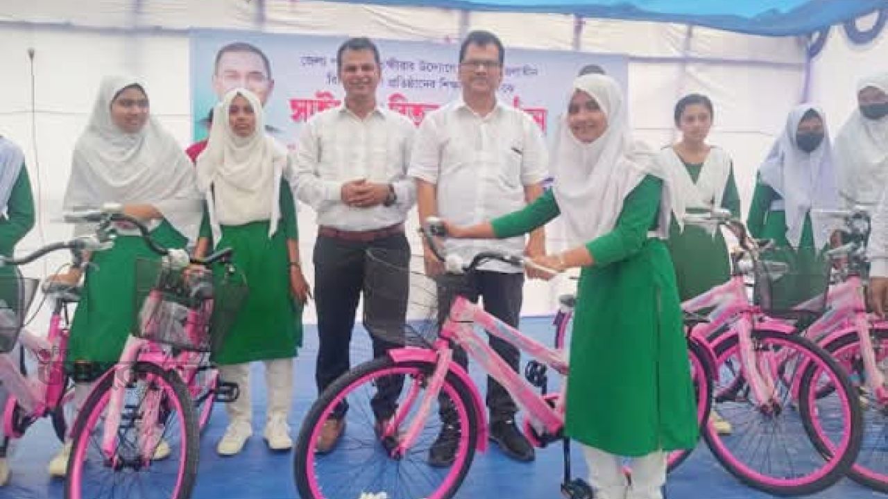 তালায় শিক্ষার্থীদের মাঝে ৮০টি সাইকেল বিতরণ 