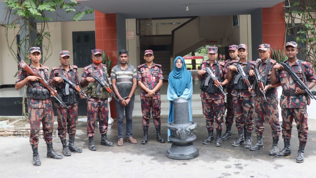 নওগাঁয় ২৪৫ কেজি ওজনের শিবলিঙ্গ উদ্ধার,আটক এক