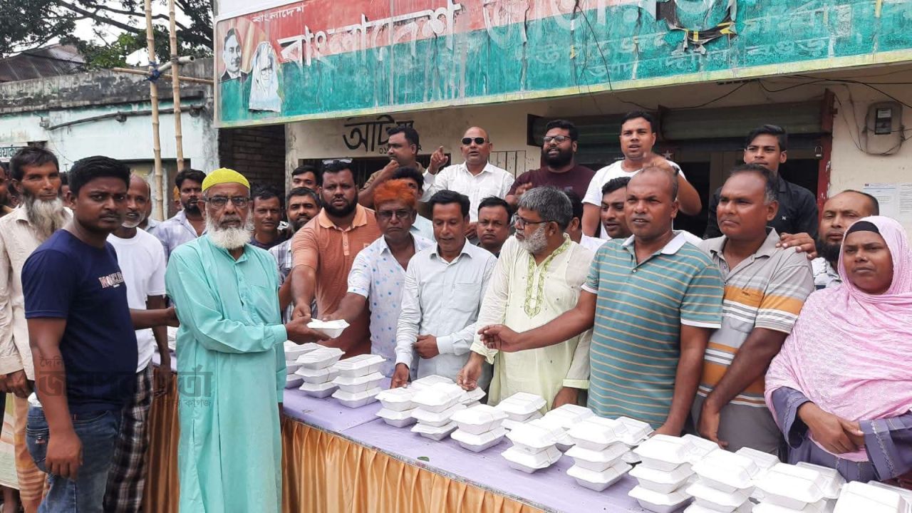 আদমদীঘিতে যুবদলের প্রতিষ্ঠা বার্ষিকীতে দুস্থ্যদের মাঝে খাবার বিতরণ 