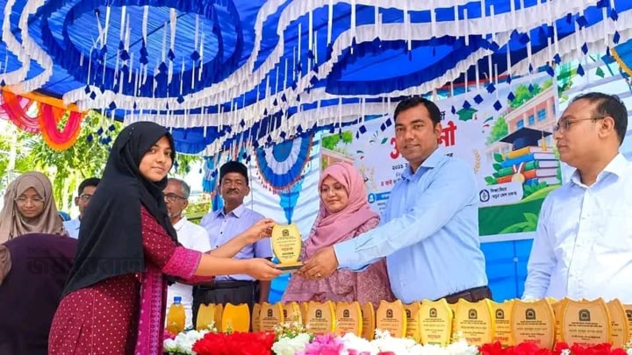 ঘোড়াঘাটে প্রাথমিক বৃত্তিপ্রাপ্ত শিক্ষার্থীদেরকে সংবর্ধনা