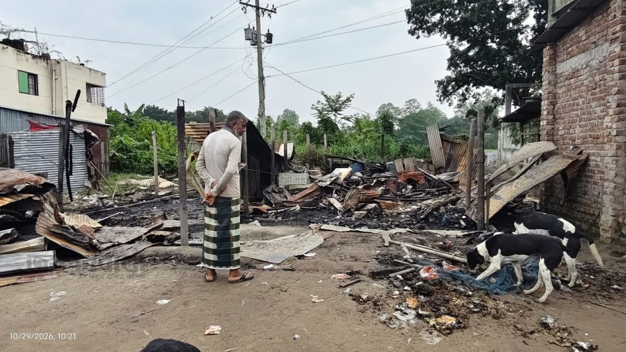 বিরামপুরে আগুনে পুড়ে ছাই,এক রাতেই নিঃস্ব দুই ব্যবসায়ী 