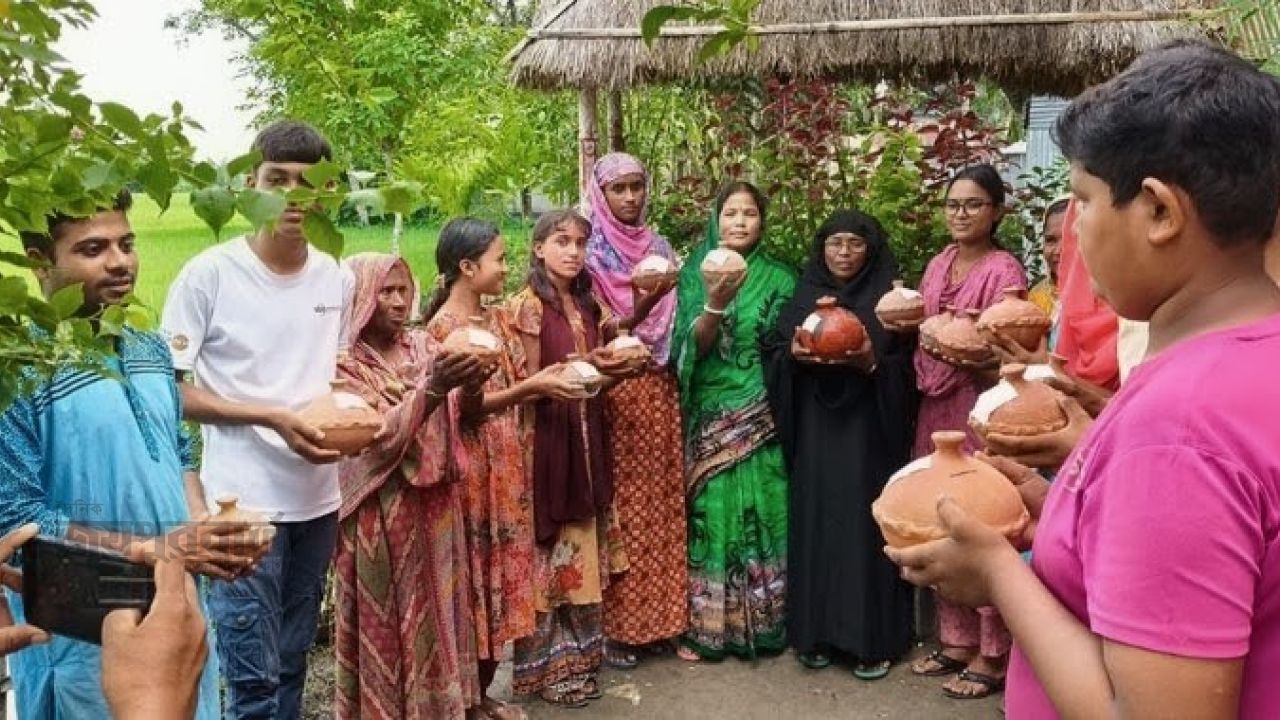 মাটির ব্যাংকে সঞ্চয়,বইয়ের আলোয় আলোকিত হবে গ্রাম