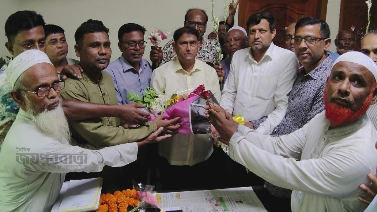 মান্দায় দলিল লেখক সমিতির নতুন কমিটিকে ফুল দিয়ে বরণ 