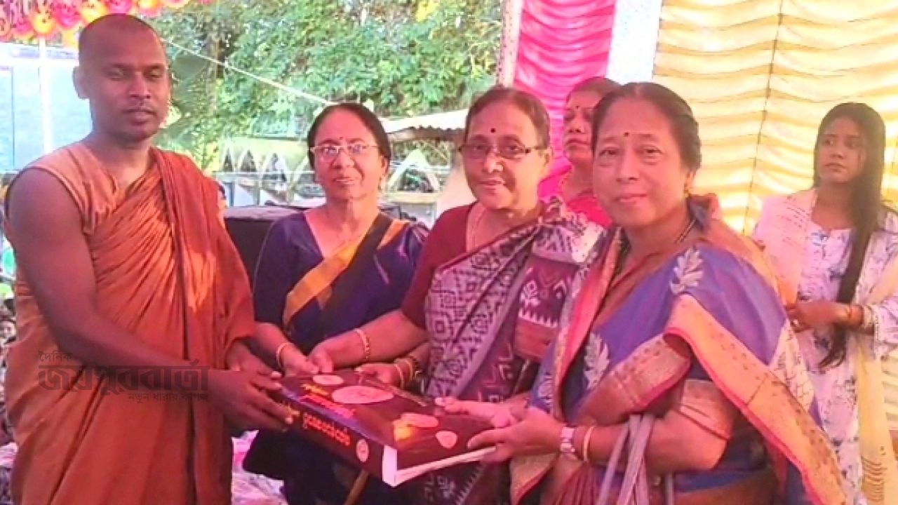 ‎পাঁচবিবিতে ঐতিহাসিক পাথরঘাটায় বৌদ্ধ বিহারে কঠিনচীবর দান উৎসব 